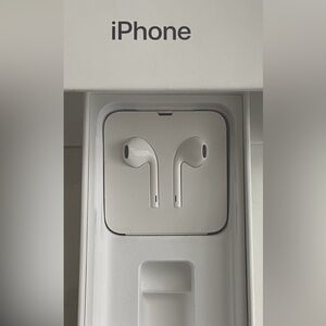 Original Apple EarPods (Lightning) – New from iPhone box